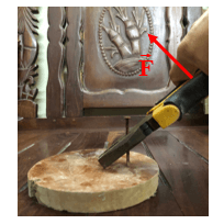 Để nhổ một chiếc đinh ra khỏi tấm gỗ người ta sử dụng một chiếc búa nhổ đinh hoặc một chiếc kìm