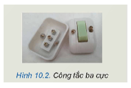 Quan sát Hình 10.2 và mô tả hoạt động của công tắc ba cực. Nguồn điện được nối vào cực nào của công tắc