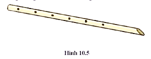 Dùng kéo cắt phẳng một đầu của ống hút có một đầu vát, cẩn thận khoét các lỗ