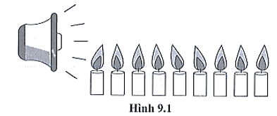 Những ngọn nến thắp sáng được xếp trước một chiếc loa phát ra bản nhạc (ảnh 1)