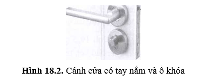 Hình 18.2 là ảnh chụp một cánh cửa có tay nắm và ổ khóa