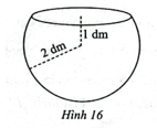 Một bể cá có dạng là một phần hình cầu được tạo thành khi cắt hình cầu bán kính 2 dm bằng mặt phẳng cách tâm của hình cầu 1 dm