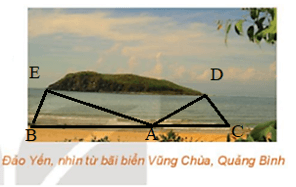 Từ bãi biển Vũng Chùa, Quảng Bình ta có thể ngắm được Đảo yến