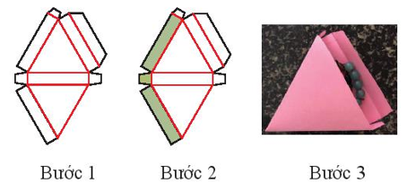 Có những gợi ý nào để trang trí hộp quà hình lăng trụ đứng tam giác sau khi gấp xong?

